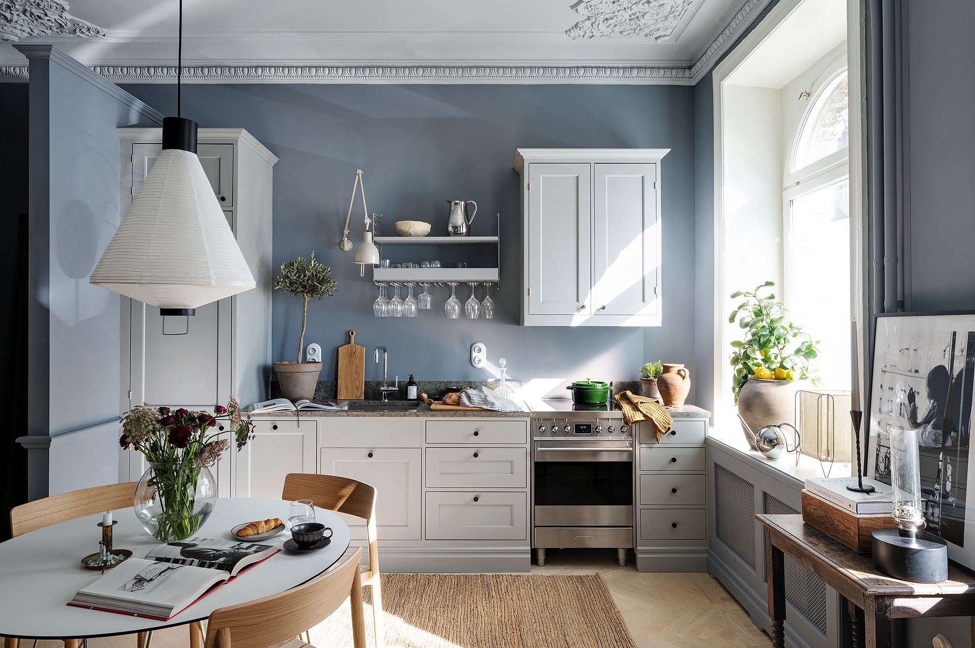 cuisine ouverte appartement décoration bleue