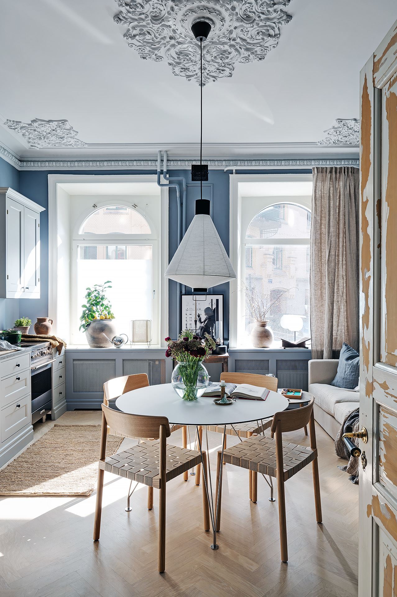 cuisine ouverte et salon appartement décoration bleue