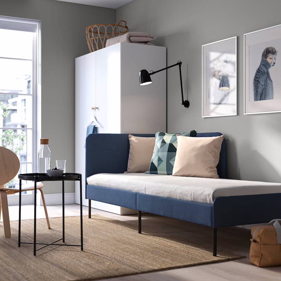salon avec canapé lit IKEA