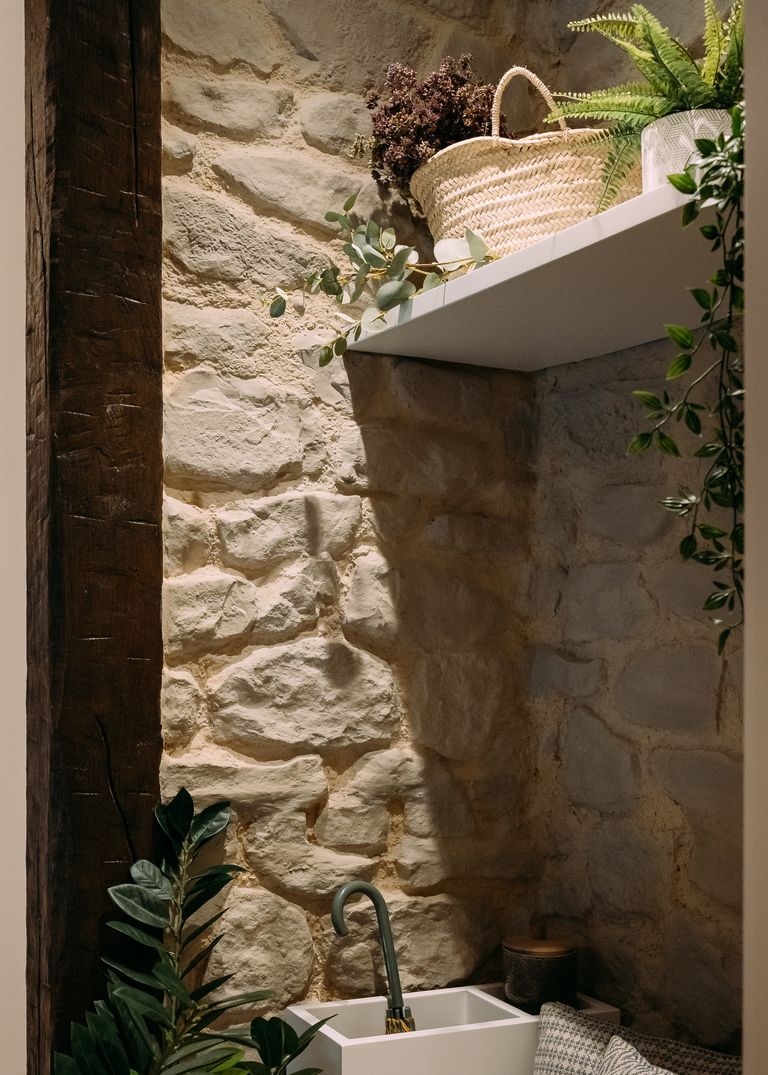 couloir mur pierres maison rénovée