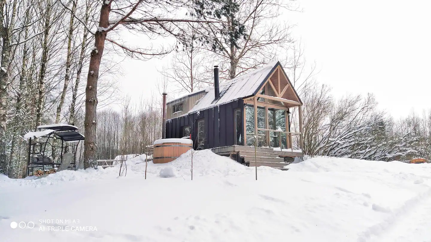 maison contemporaine dans la neige