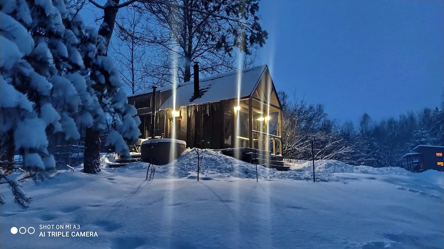 maison contemporaine dans la neige vue nuit
