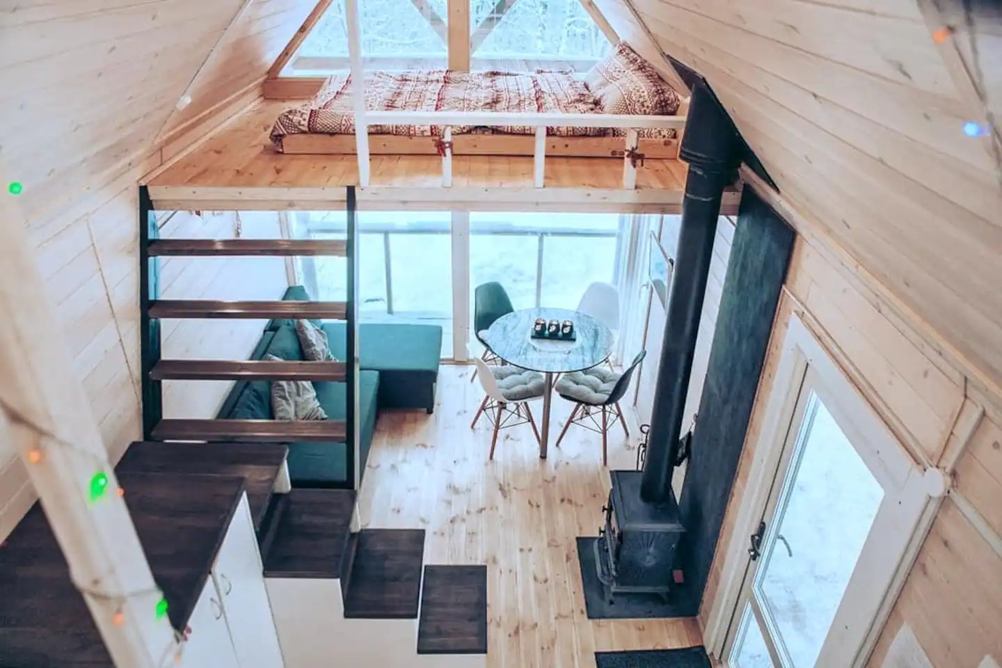 salon avec mezzanine petite maison en bois