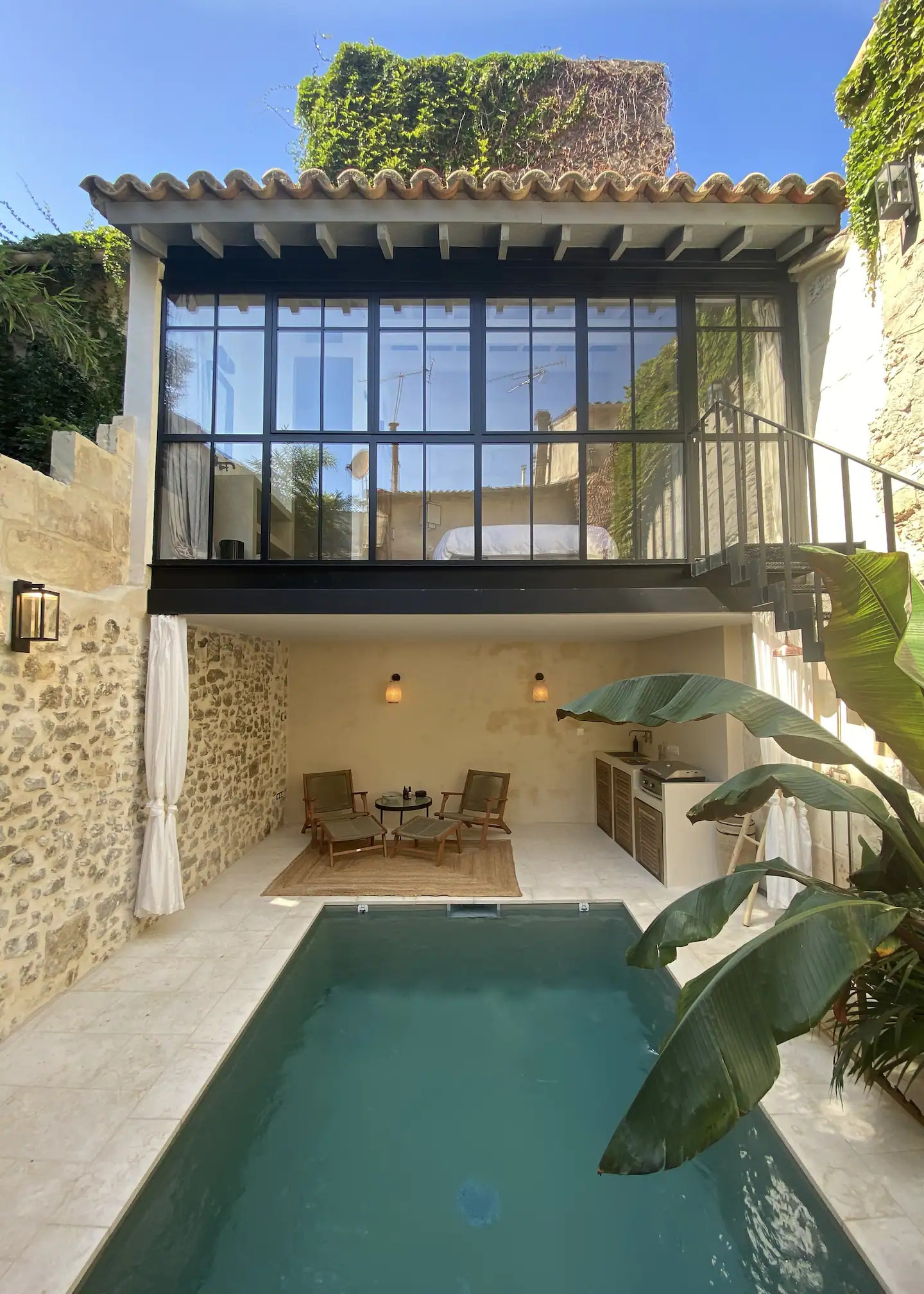 façade maison en pierres avec piscine Provence