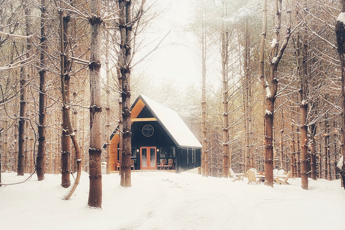 façade maison en bois dans la neige