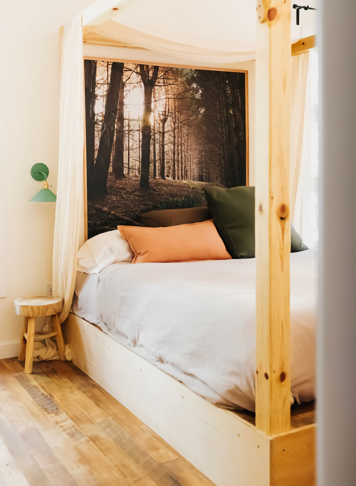 chambre avec lit à baldaquin bois