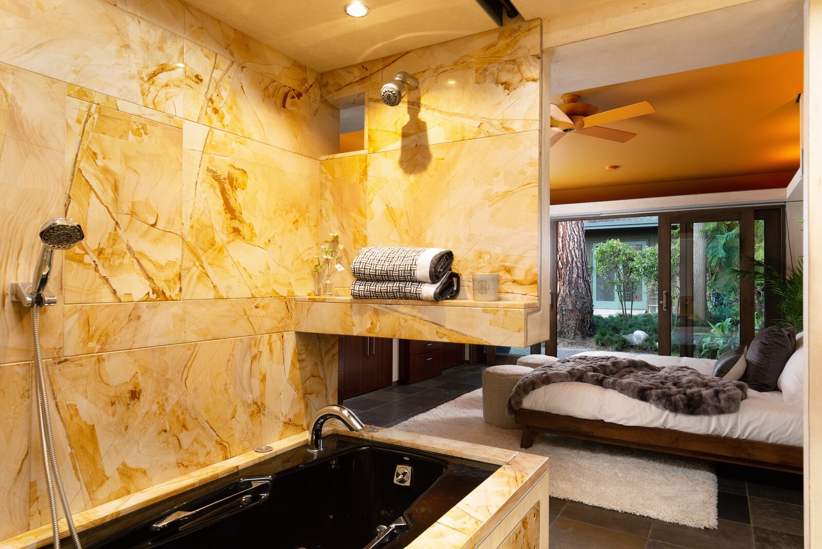 salle de bain marbre jaune