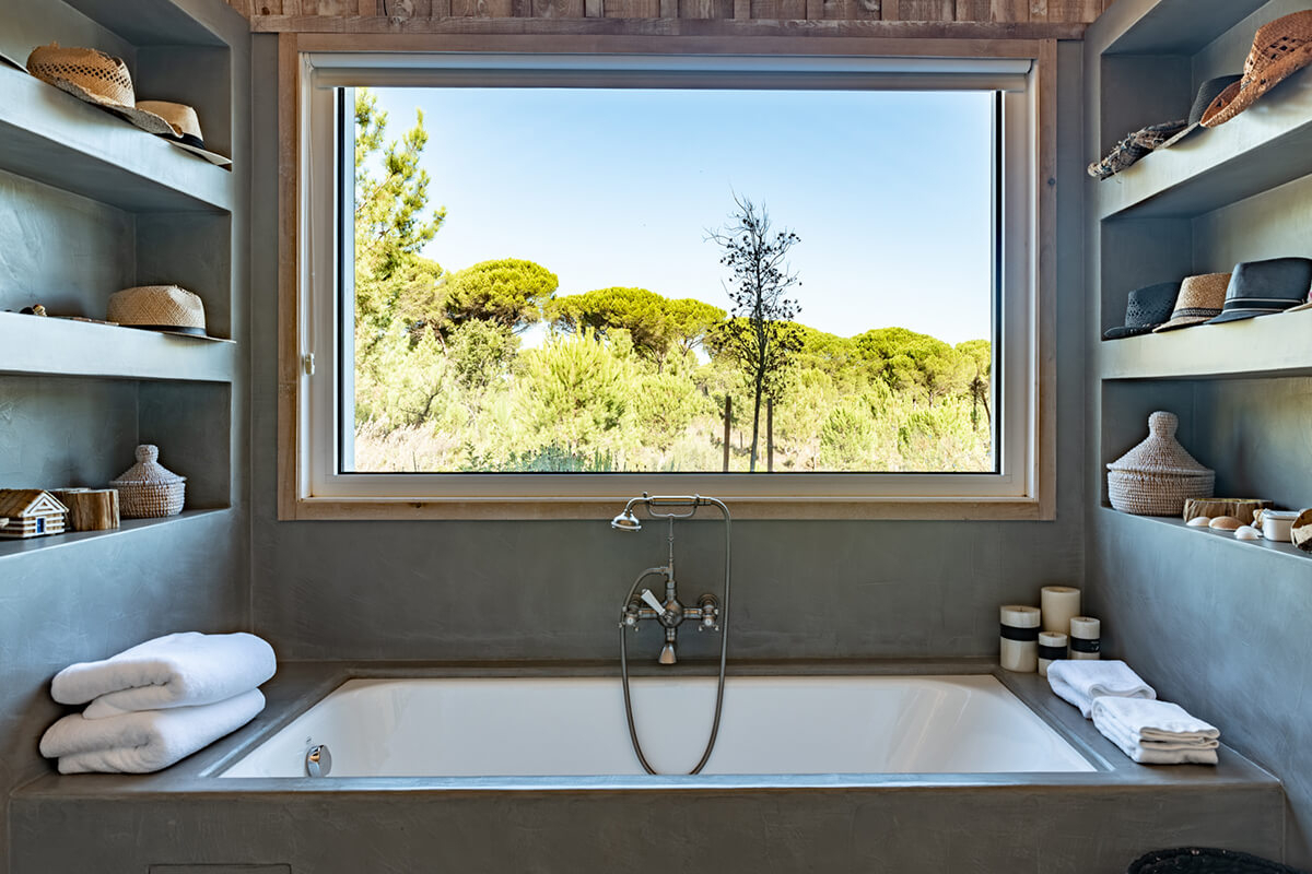 salle de bain avec fenêtre