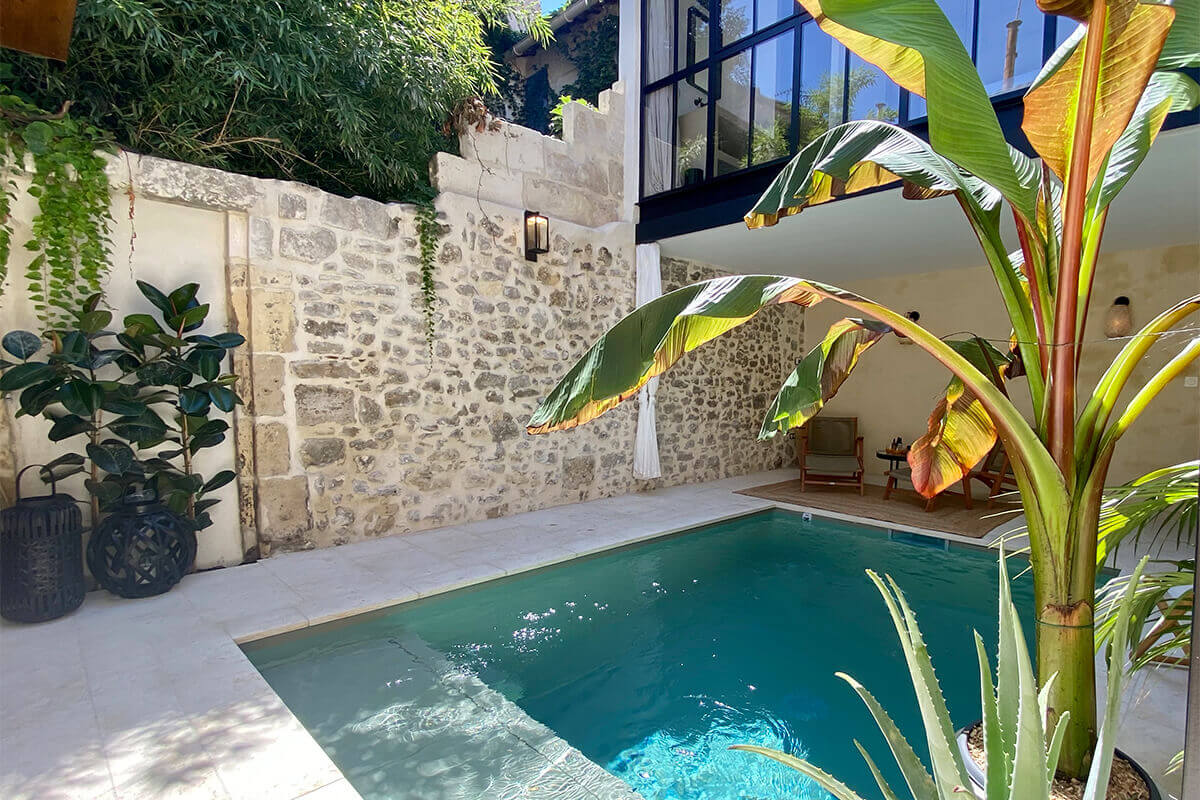jardin avec piscine maison en pierres Provence