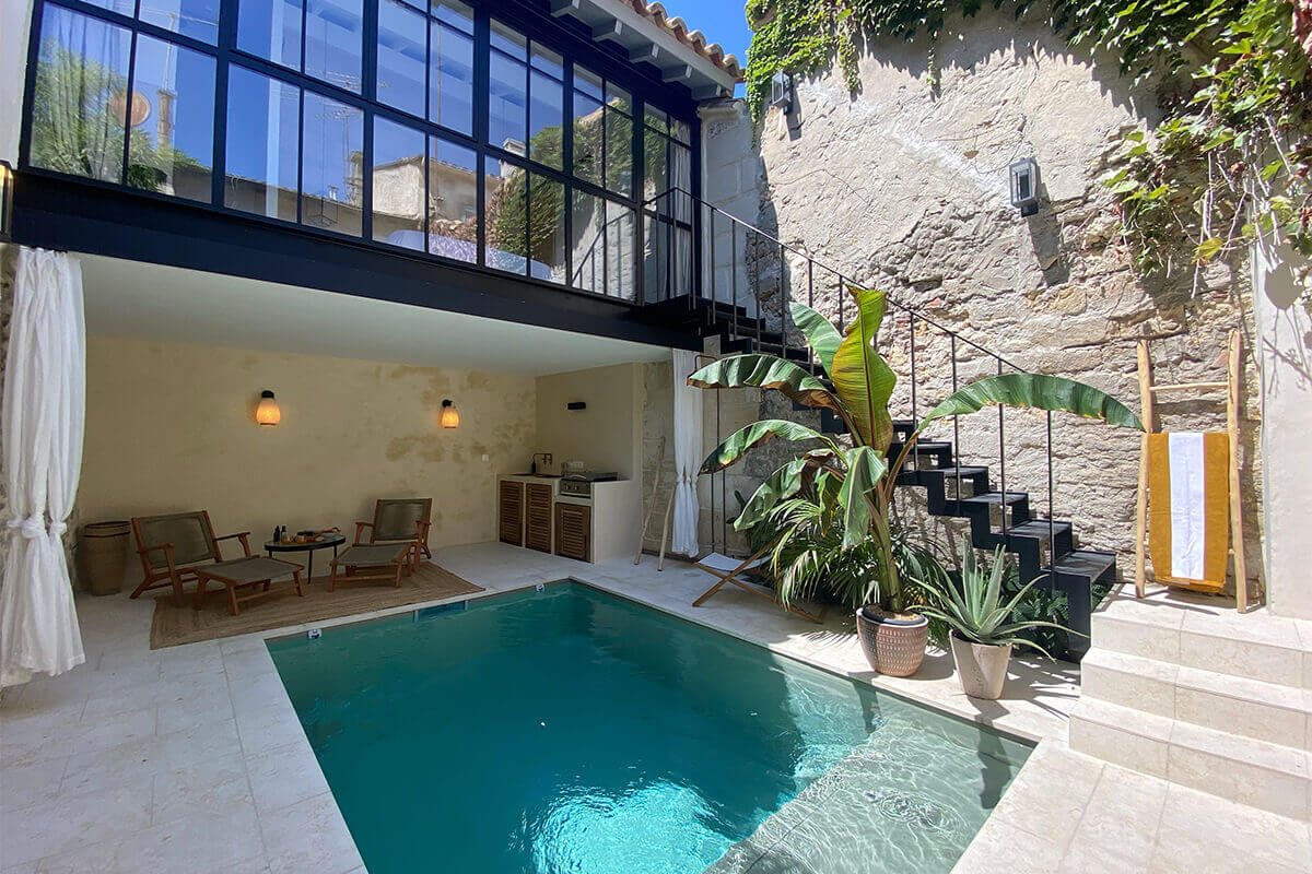 façade maison en pierres avec piscine Provence
