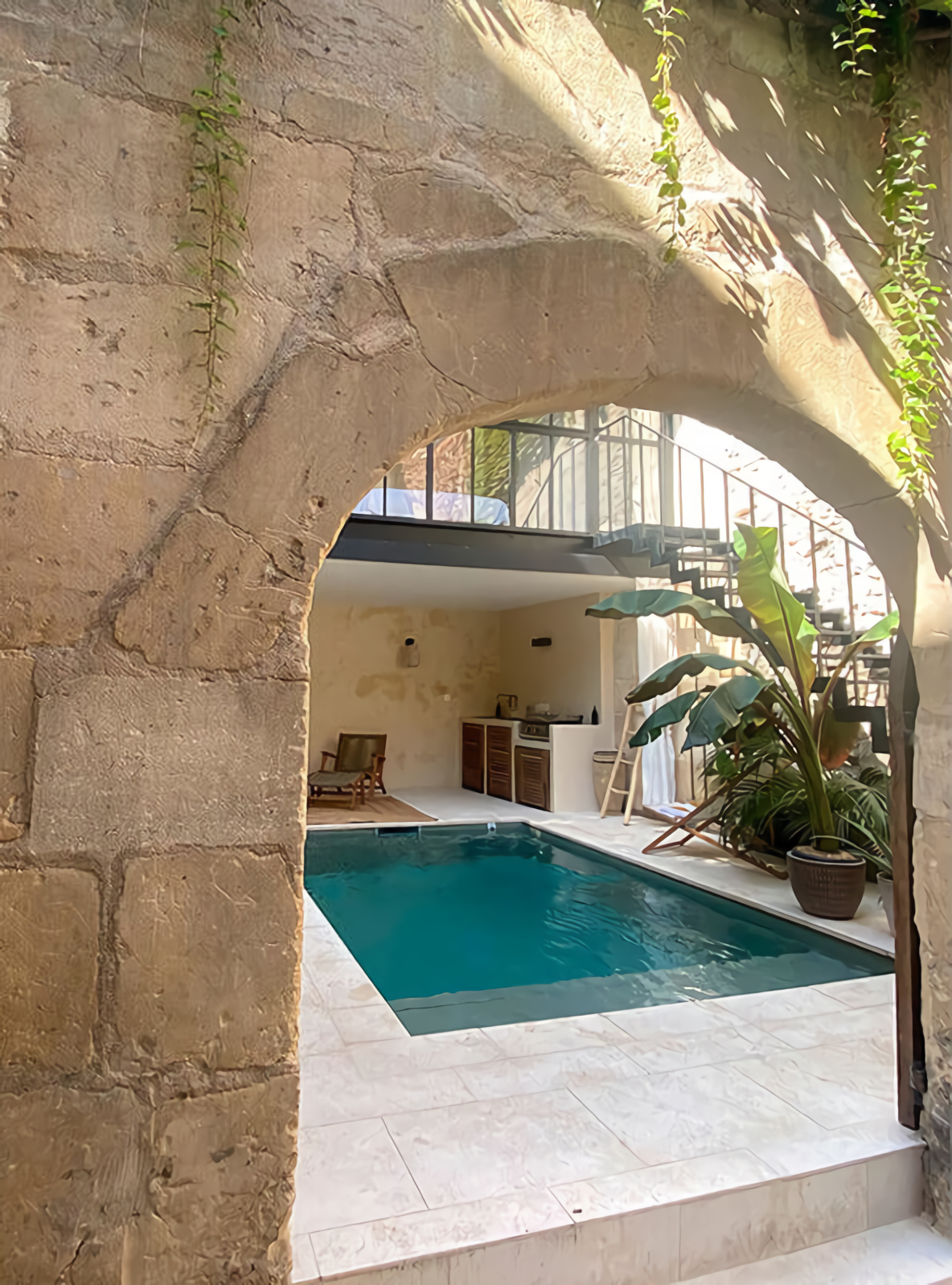jardin avec piscine maison en pierres rénovée