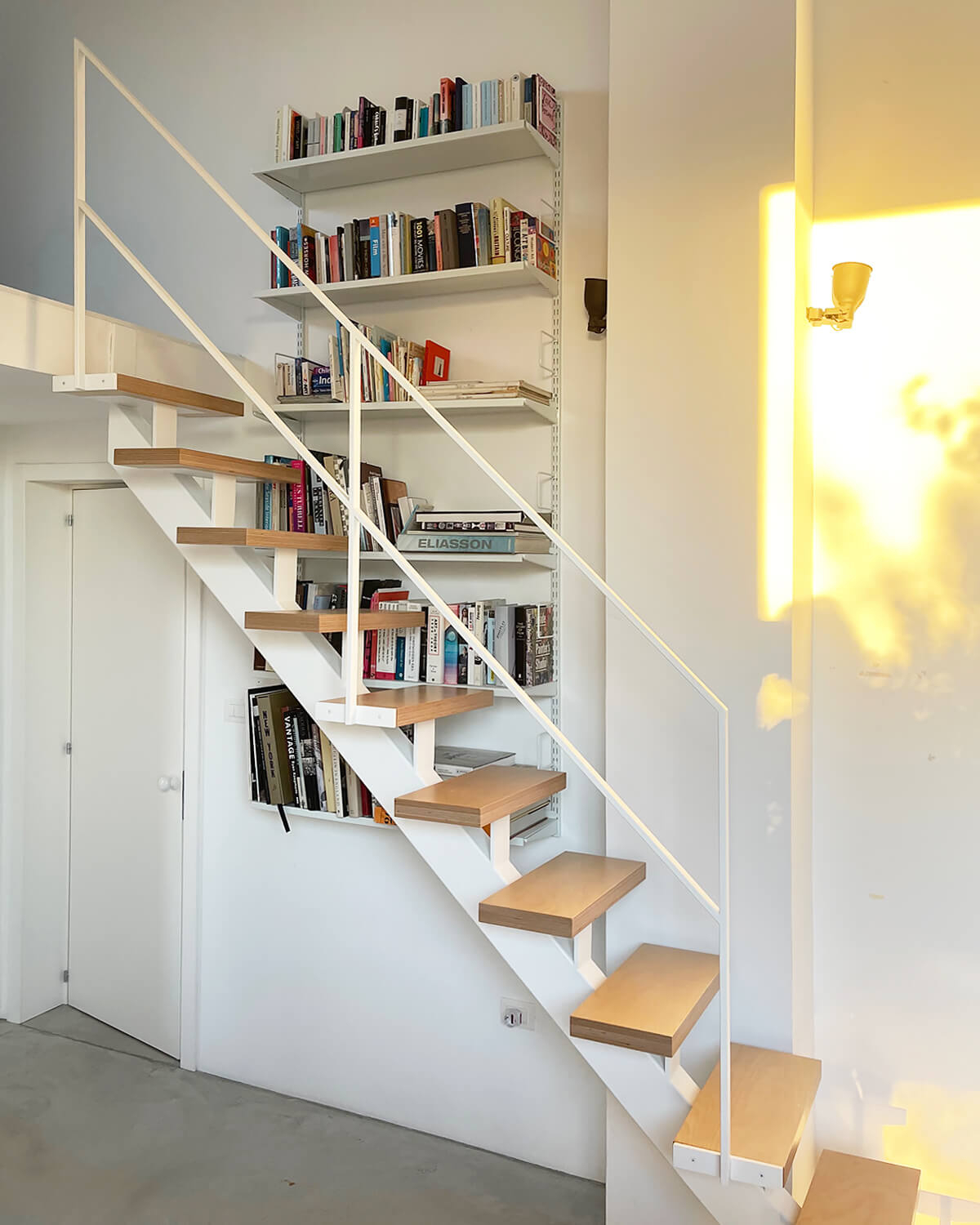 escalier bois et métal blanc maison rénovée