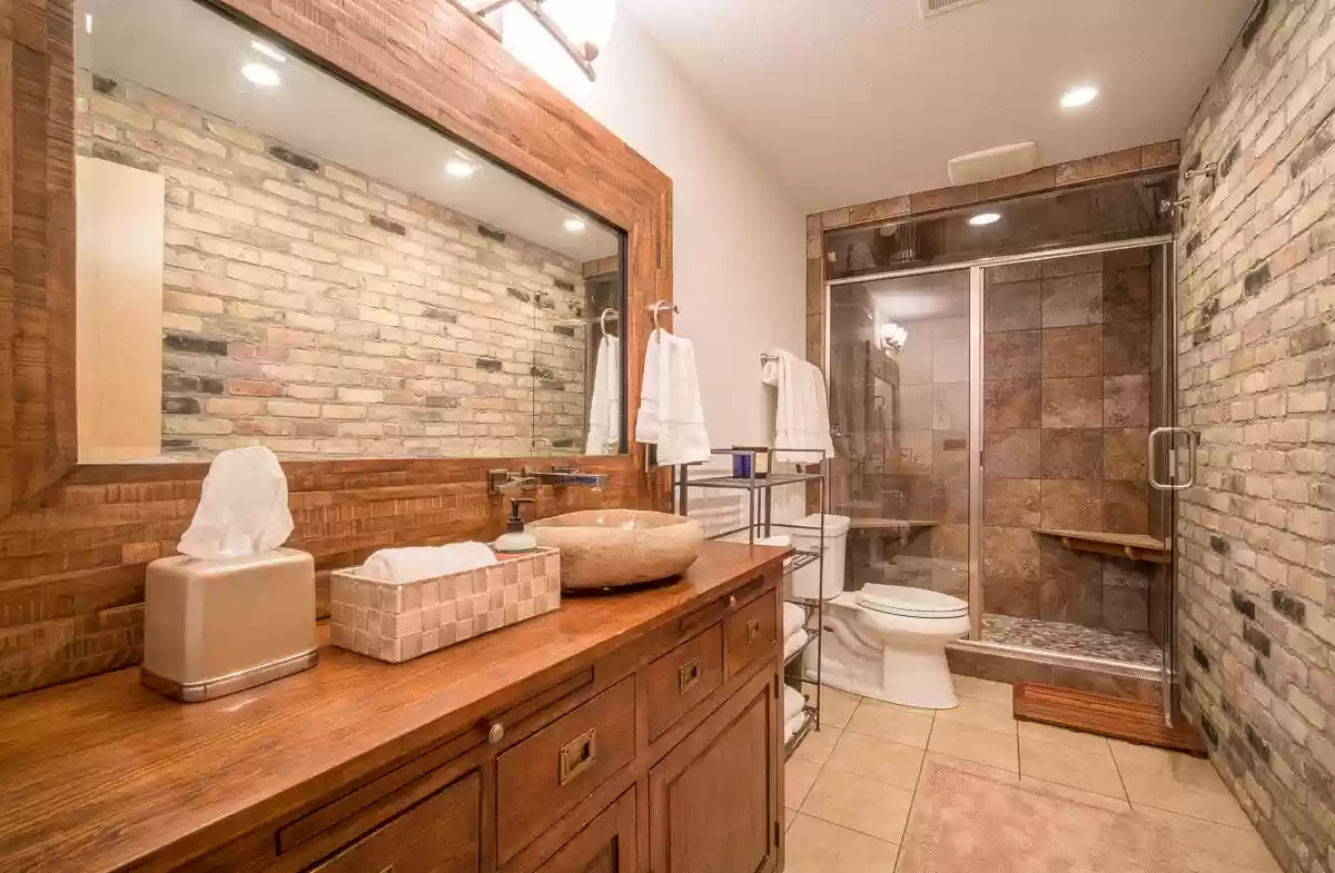 salle de bain briques et bois