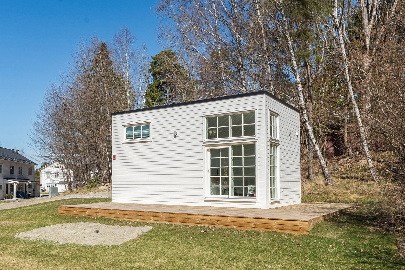 Cette mini maison blanche de 34m2 a un intérieur très lumineux (avec plan)