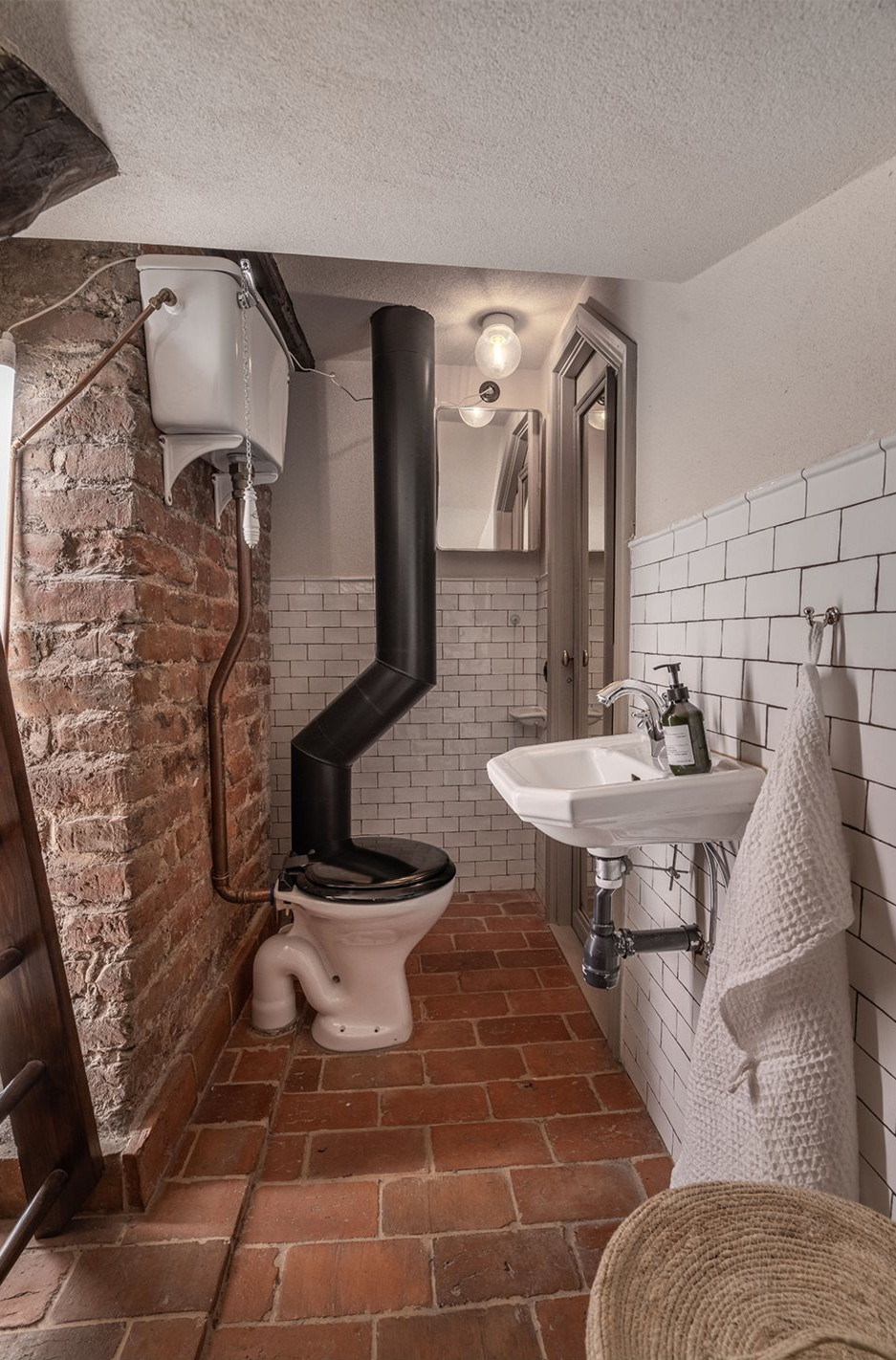 salle de bain avec poutres appartement ancien
