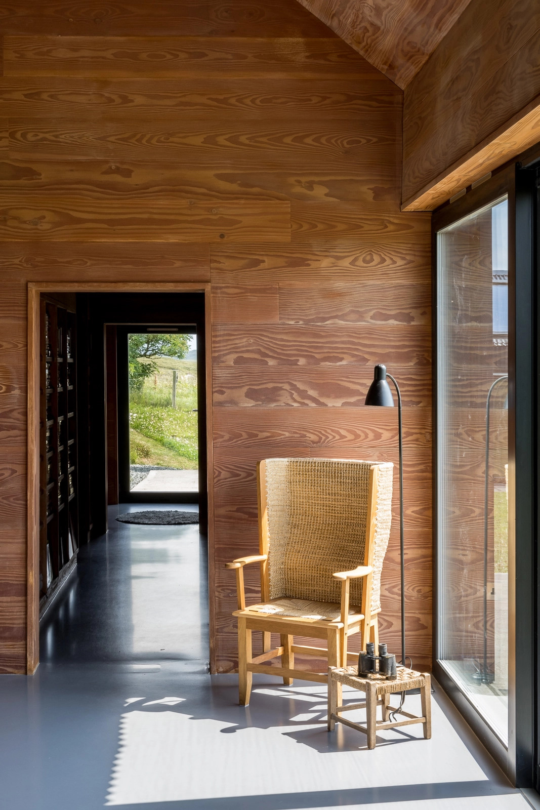 salon avec mur en bois