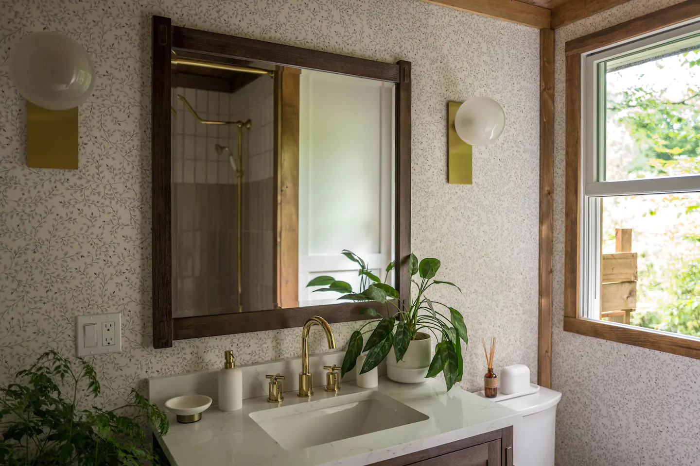 salle de bain rustique chic avec papier peint