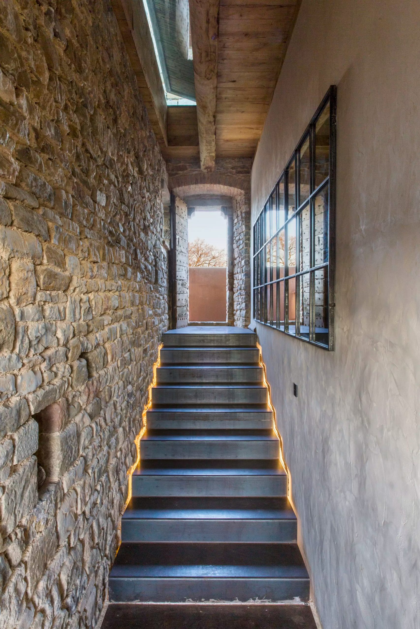 escalier acier design dans maison rénovée en pierres