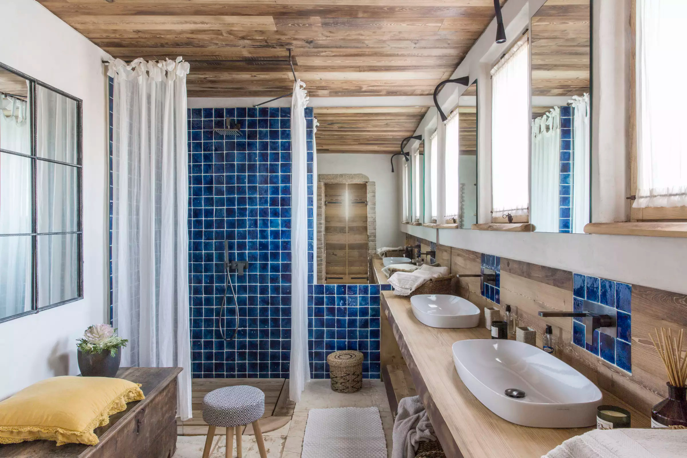 salle de bain rustique carrelage bleu