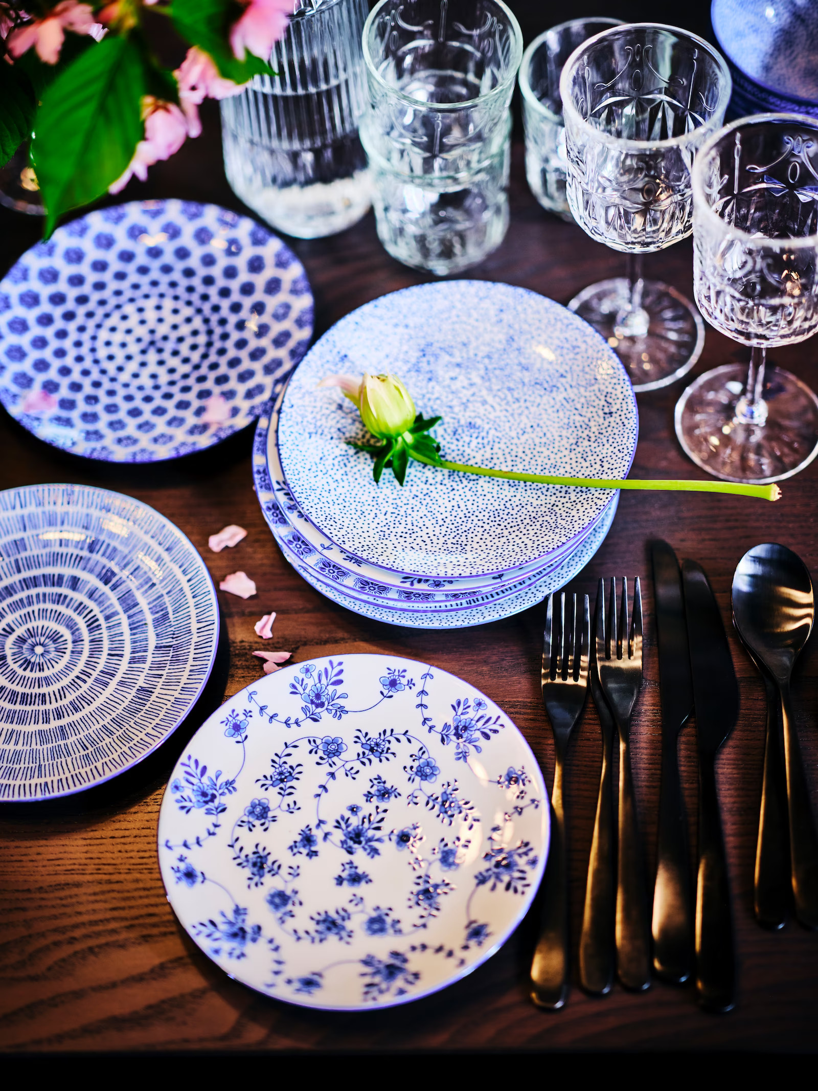 table de repas avec vaisselle bleue IKEA