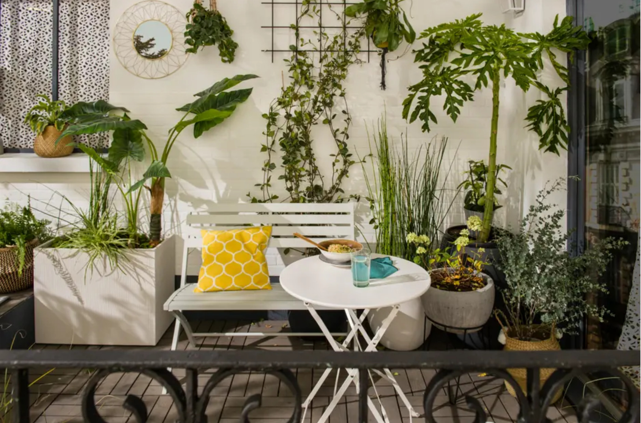 Un balcon aménagé comme un îlot de verdure en pleine ville