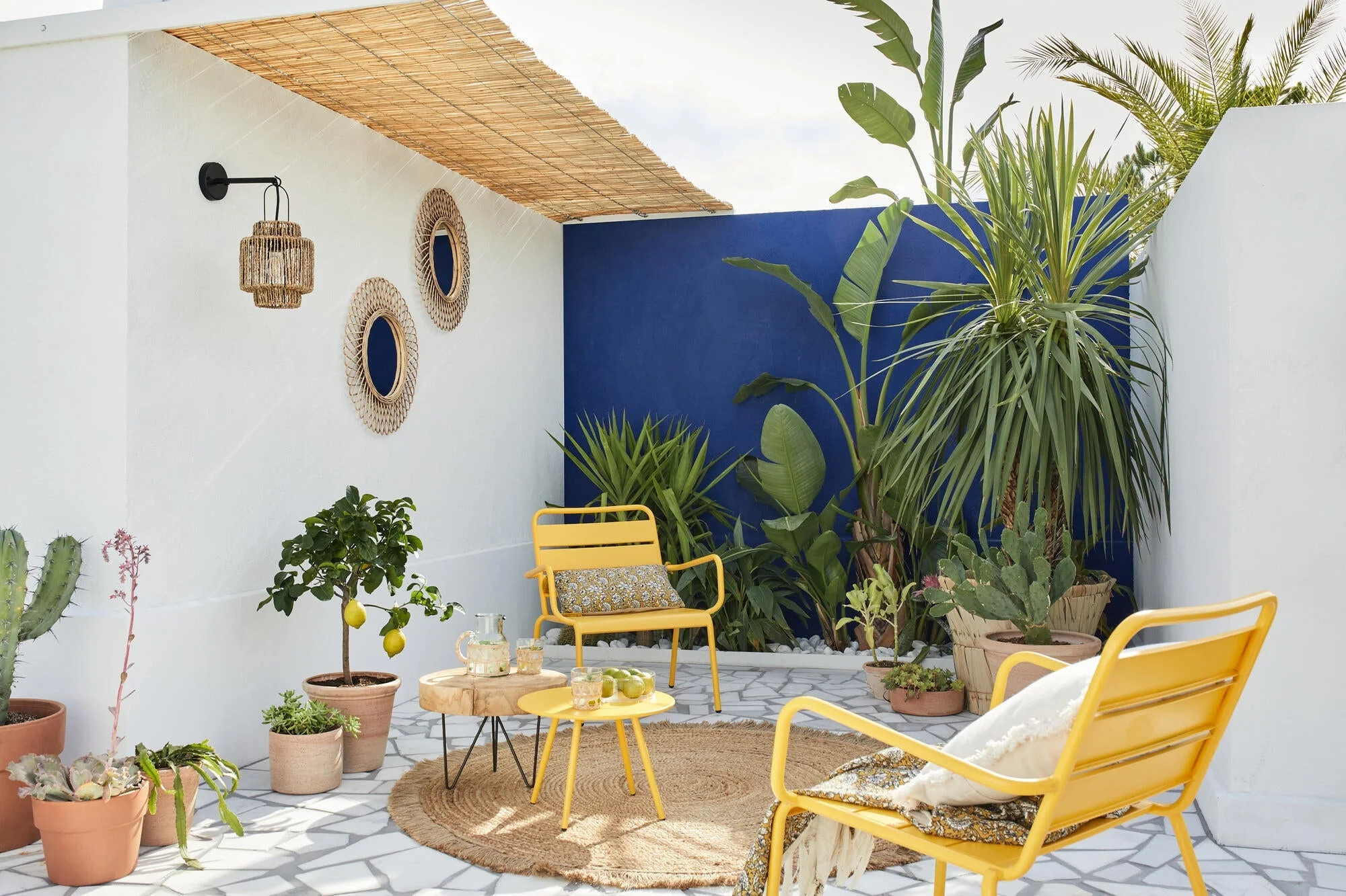 patio aménagé avec mobilier métal jaune