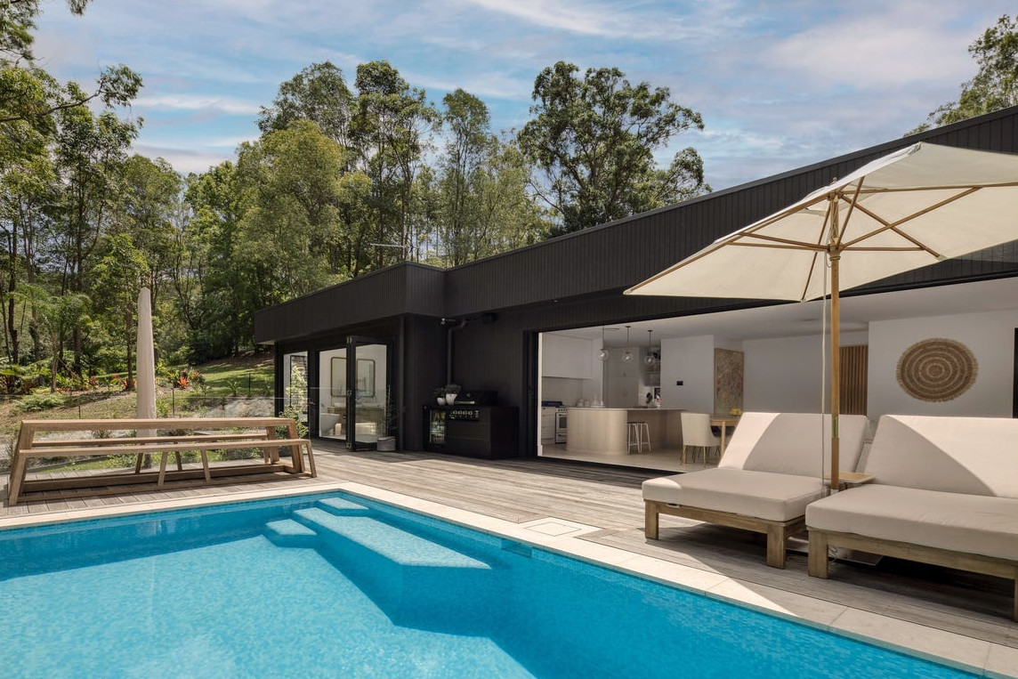 terrasse bois avec piscine maison contemporaine