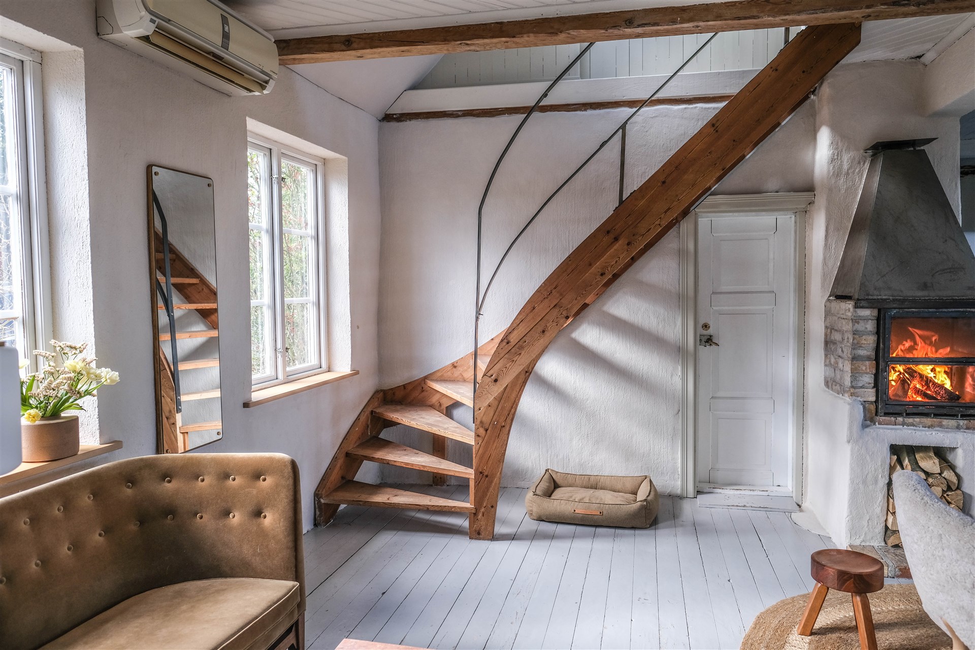 escalier design dans maison rustique