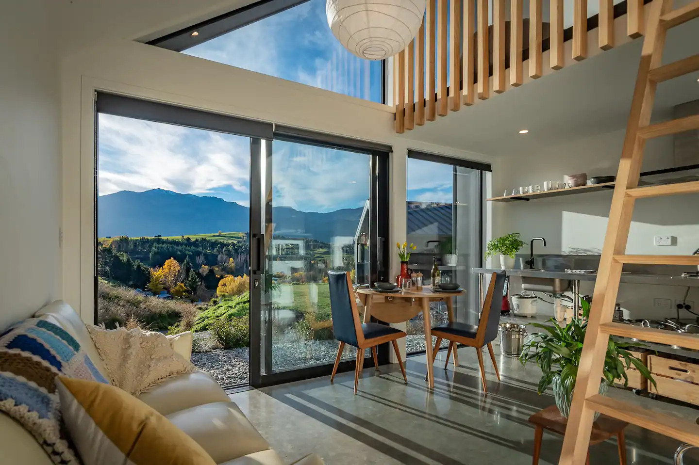 salon avec mezzanine tiny house en Nouvelle-Zélande