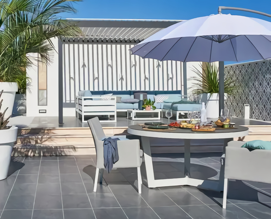 Pergola bioclimatique pour une terrasse design bien aménagée