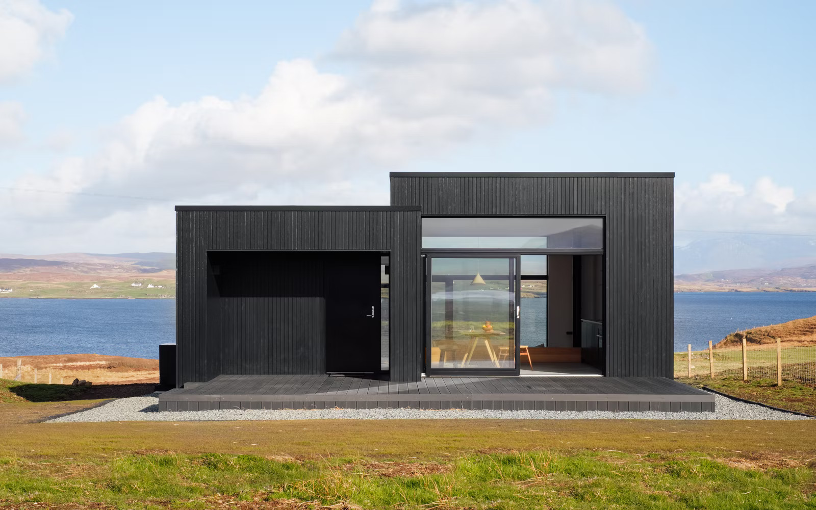 maison minimaliste en bois noir