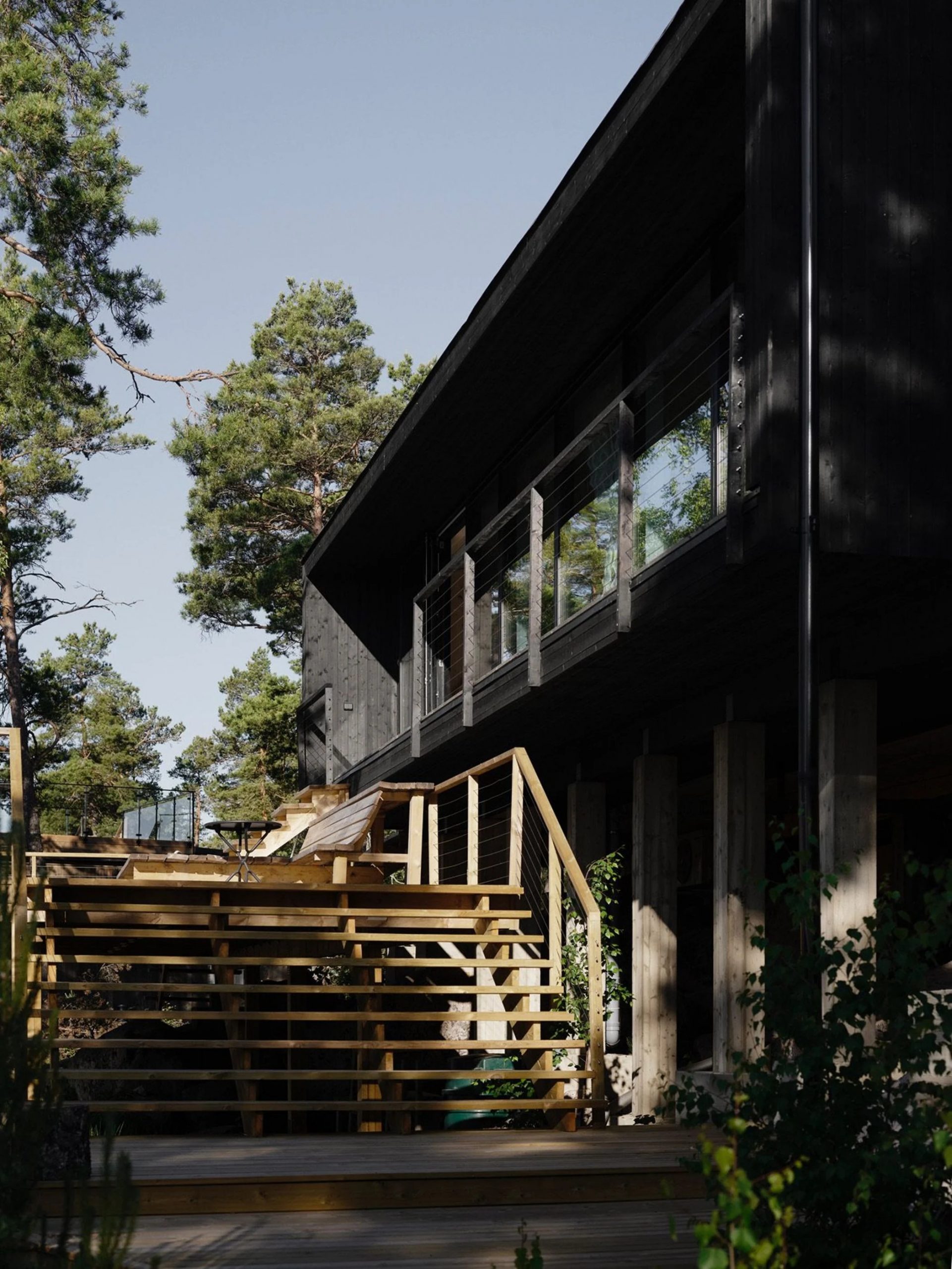 façade maison en bois noir