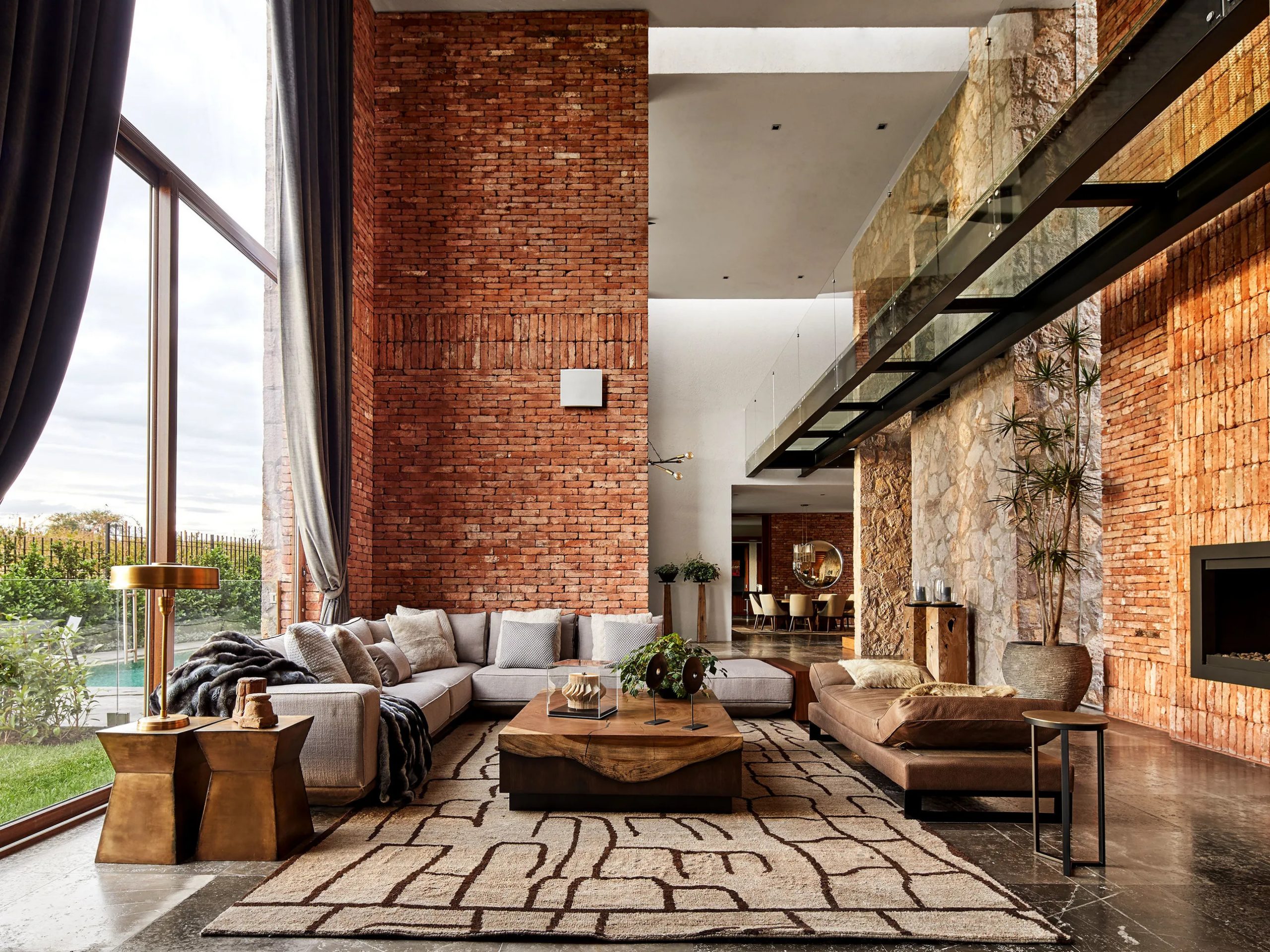 salon maison contemporaine en pierres et briques décoration design