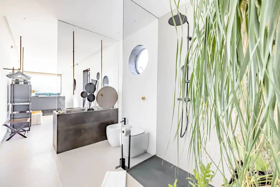 salle de bain design avec plantes vertes 