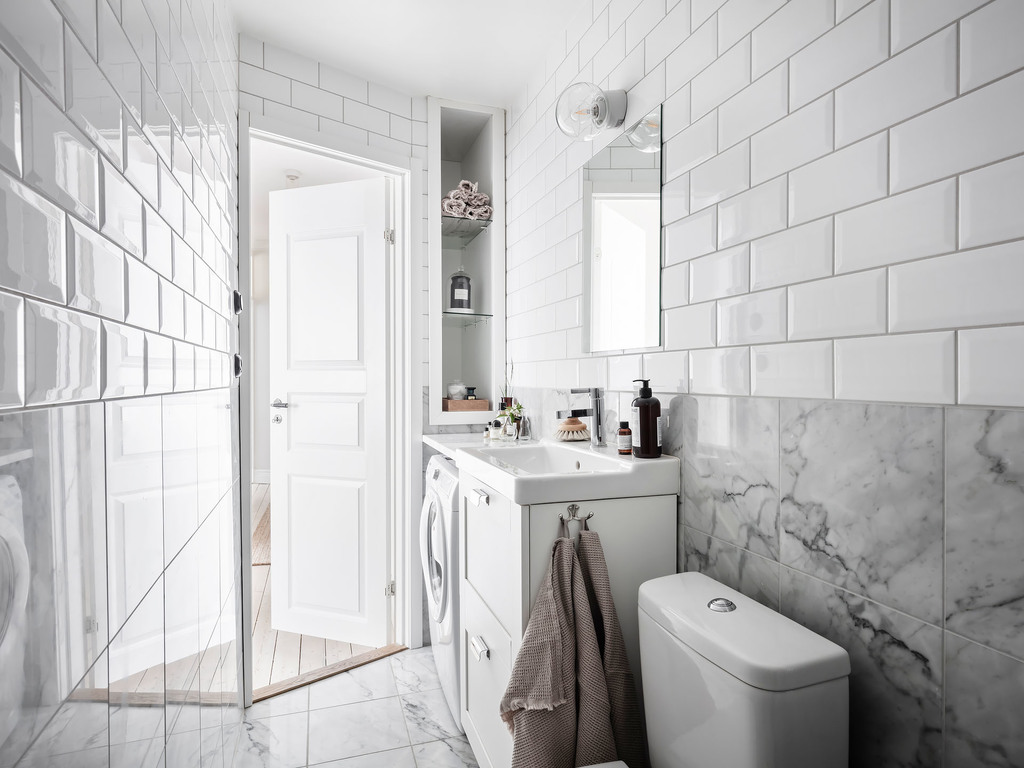 salle de bain avec carrelage blanc et marbre