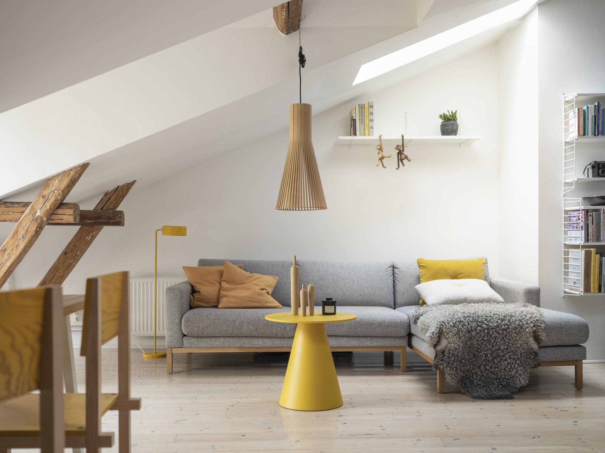 Design jaune et gris pour un appartement sous les combles