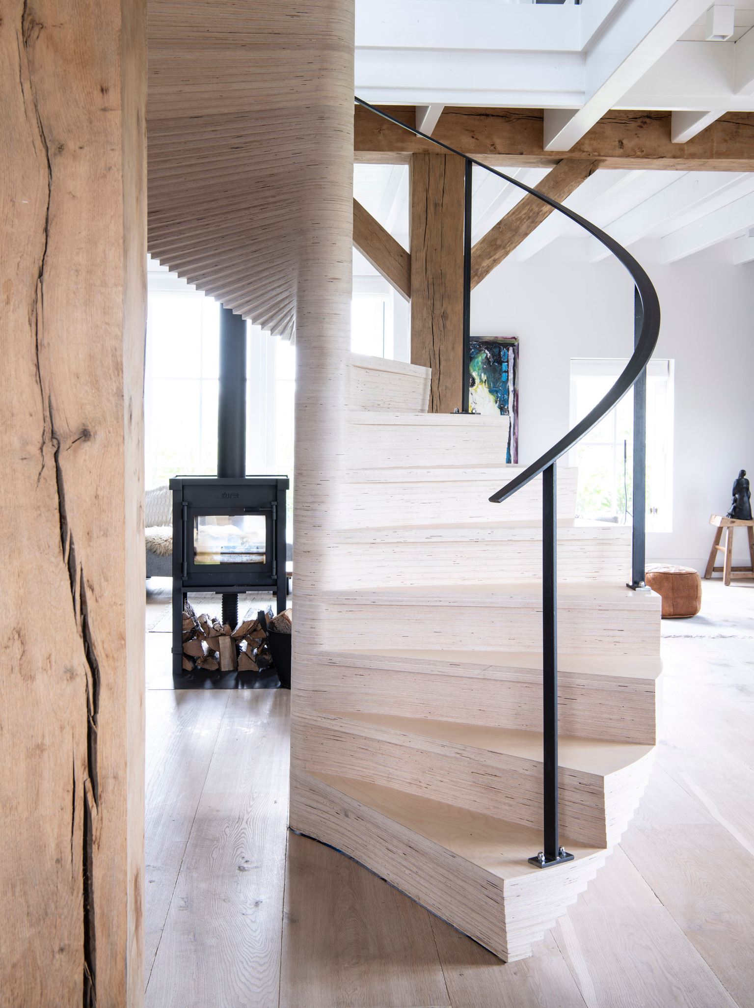 escalier design en bois clair