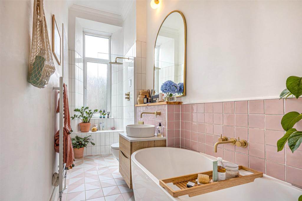 salle de bain blanche et rose