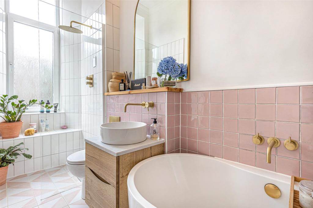 salle de bain blanche et rose