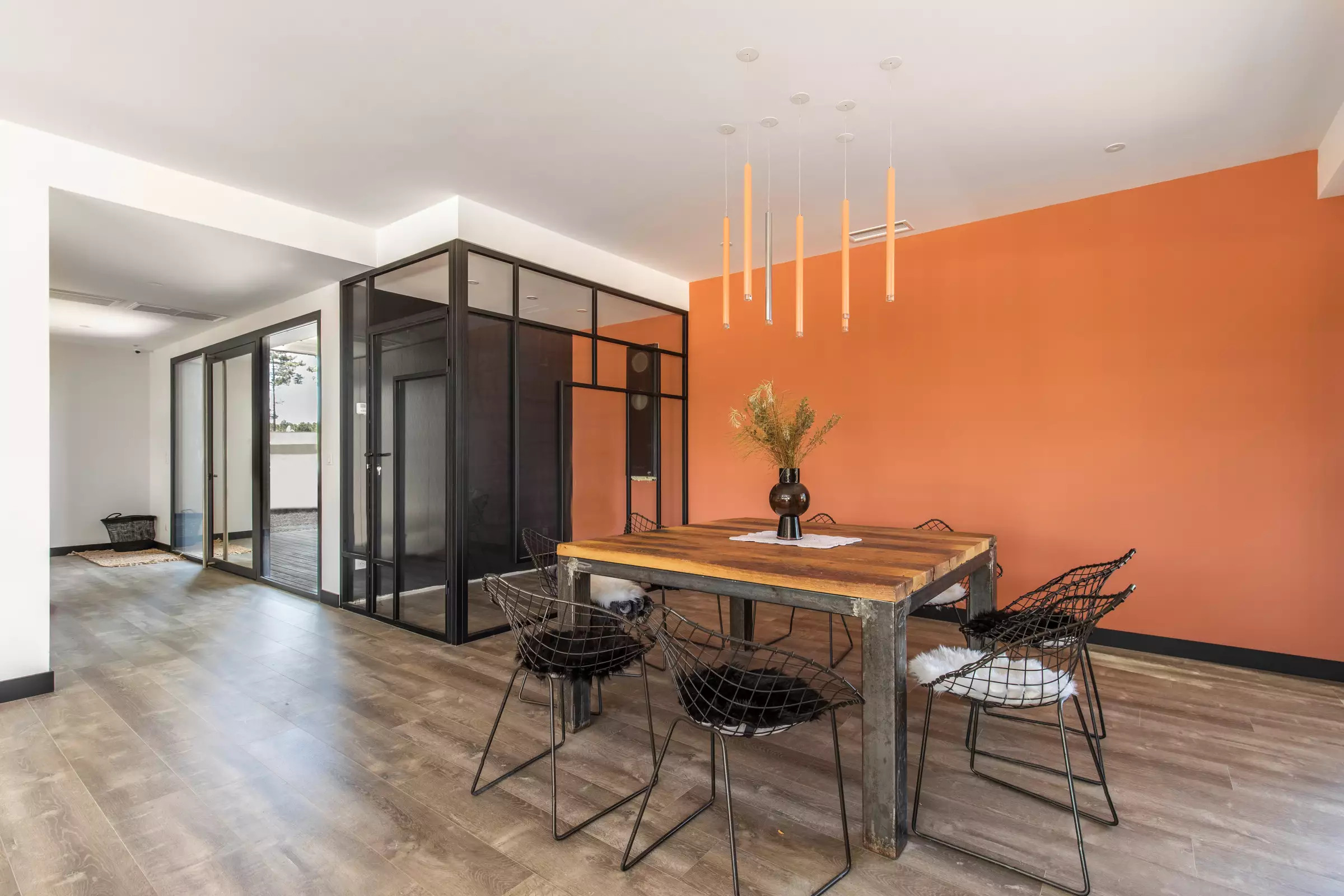 salle à manger design mur orange