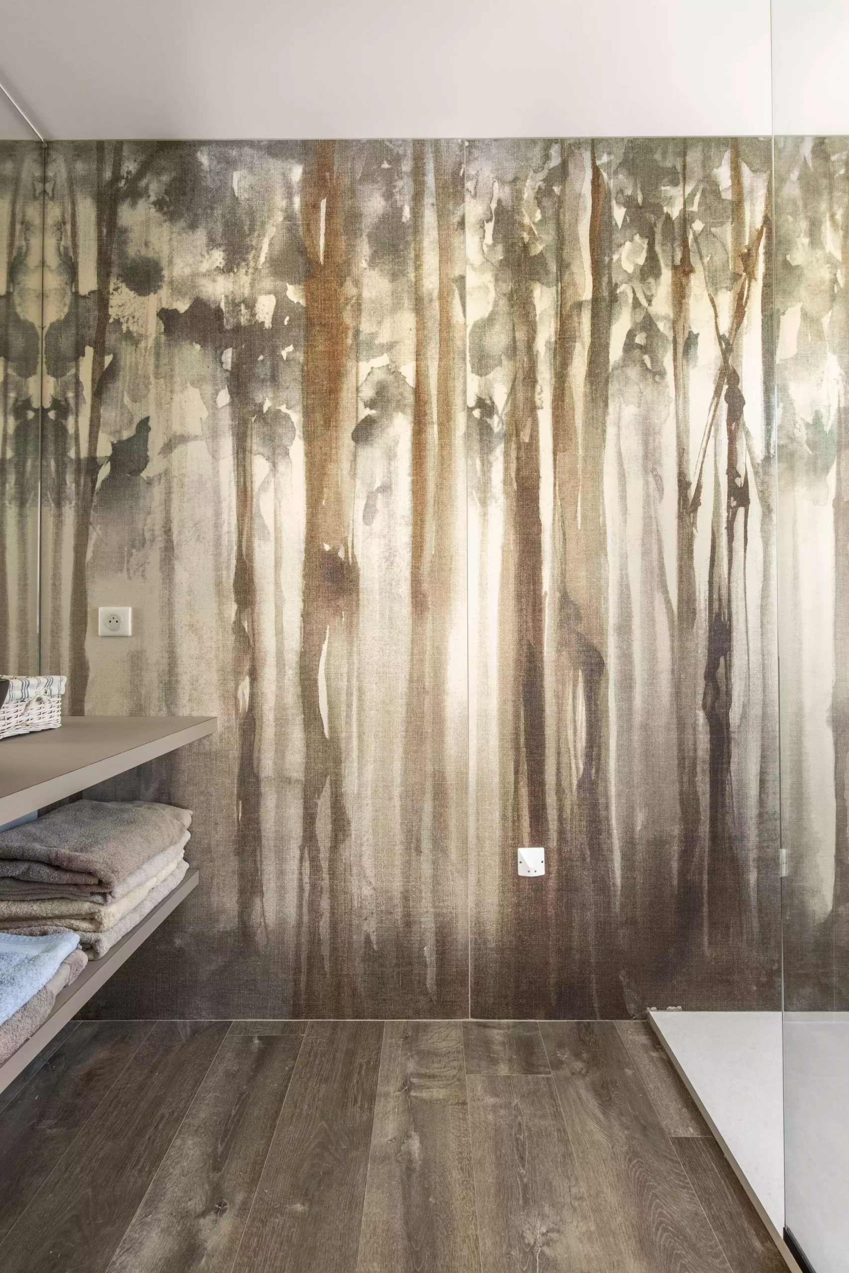 salle de bain avec papier-peint arbres