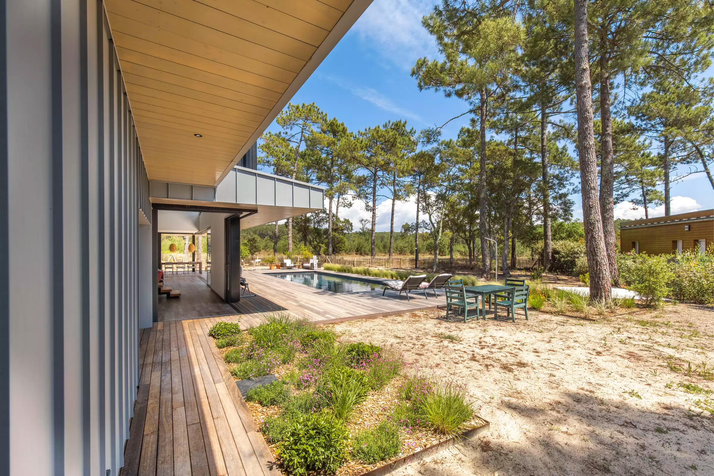 terrasse maison contemporaine avec piscine