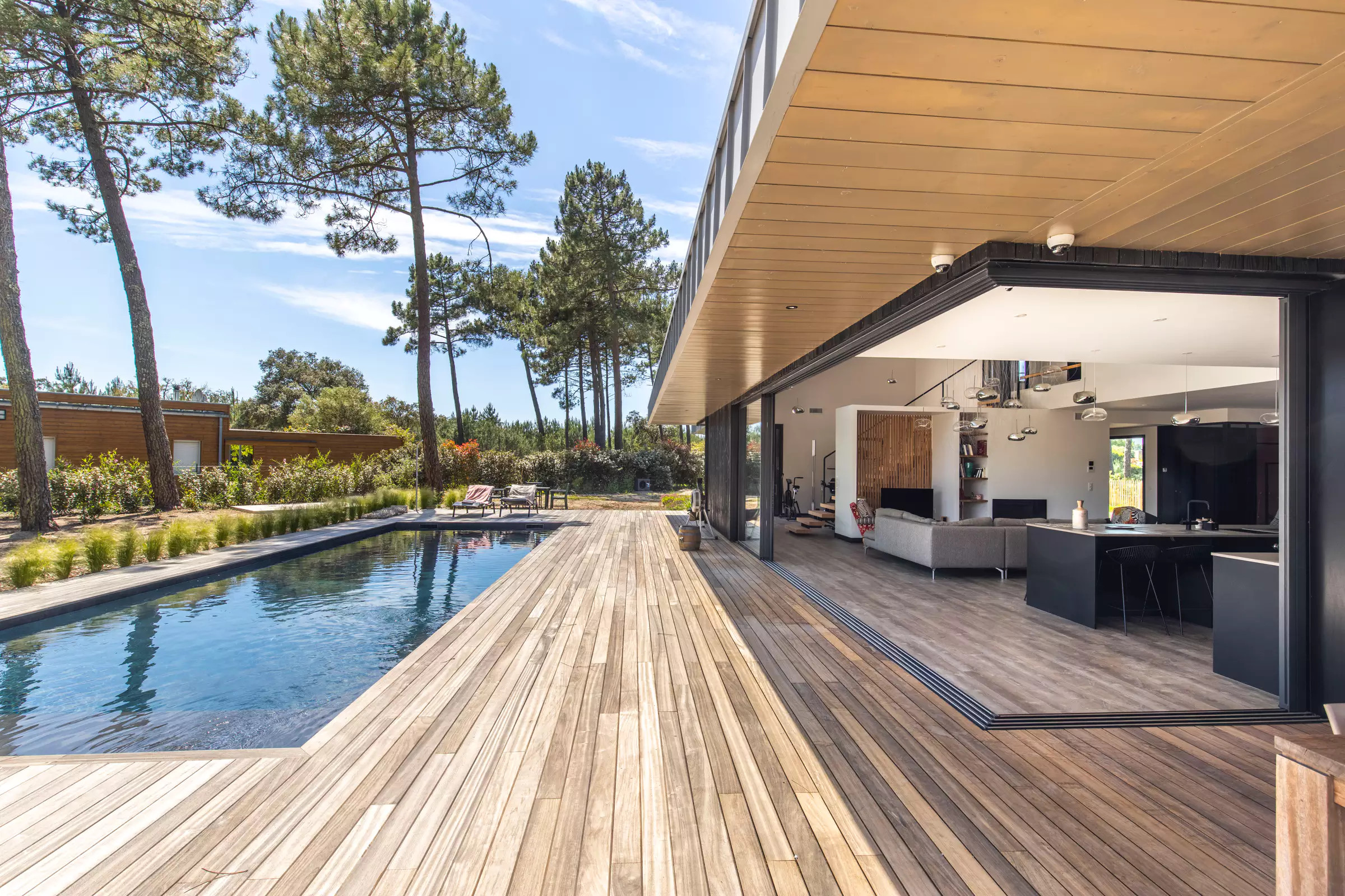 terrasse maison contemporaine avec piscine