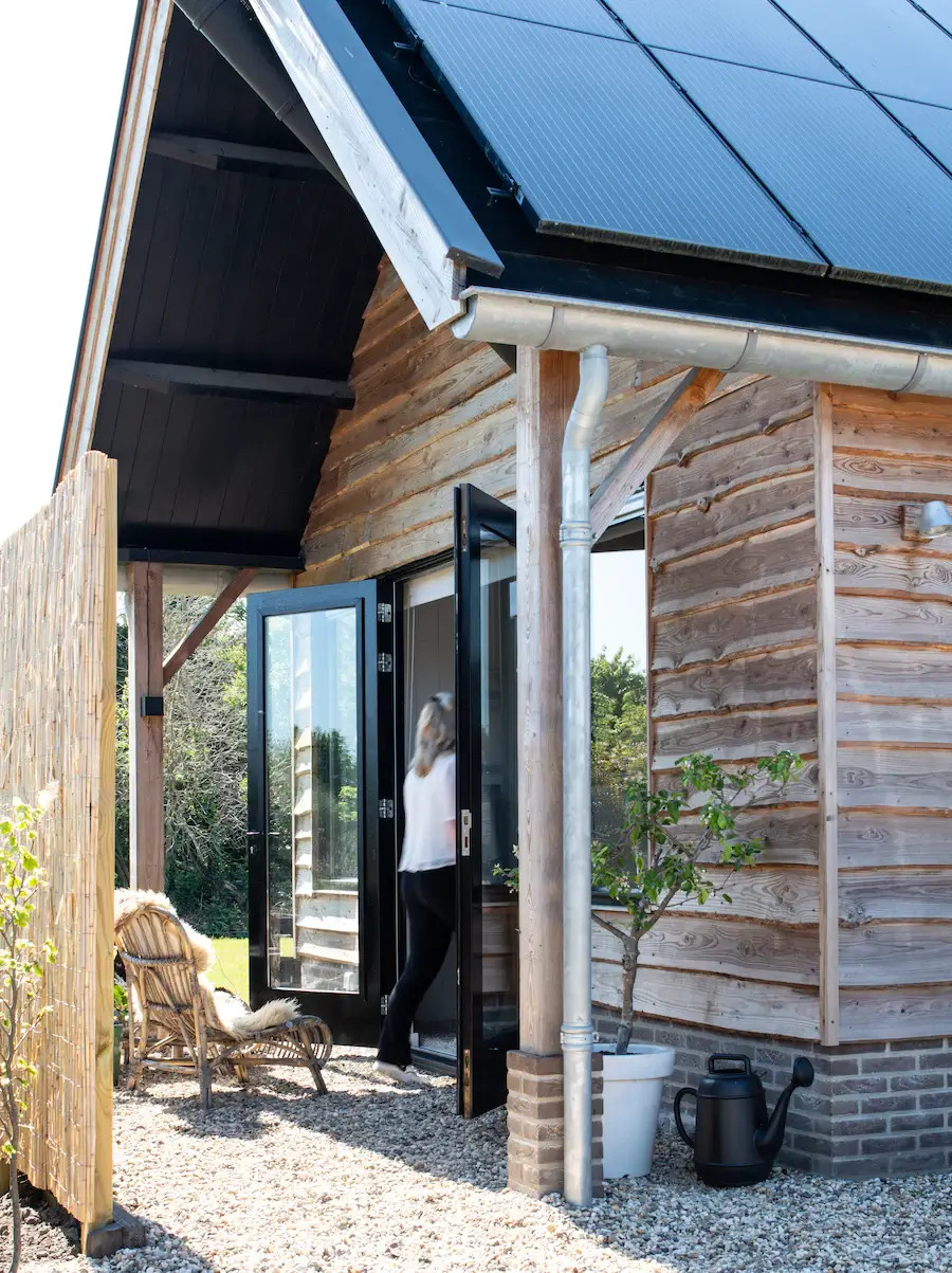 mini maison toit panneaux solaires
