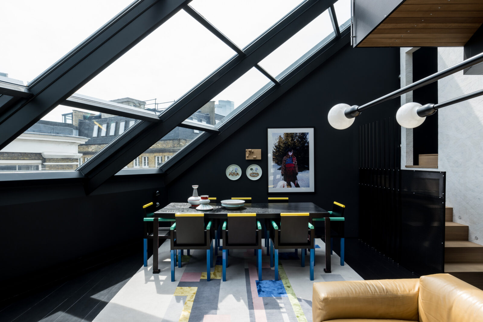 Décoration noire et design pour un appartement hors-normes à Londres