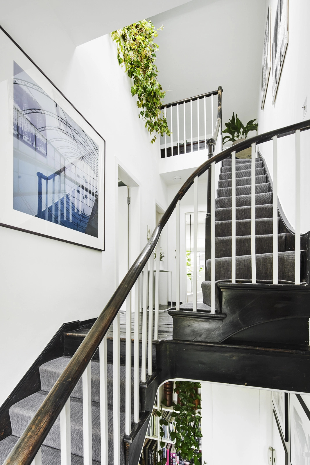 escalier bois gris et noir