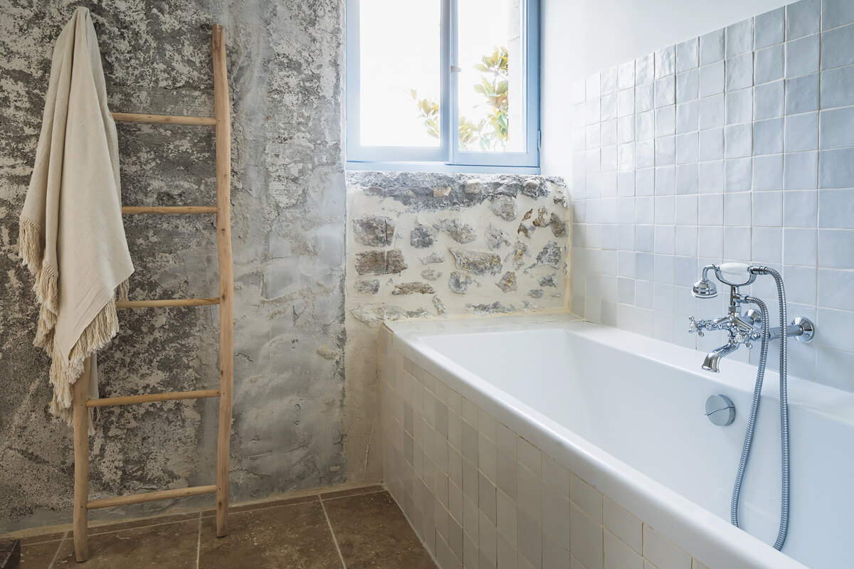 salle de bain maison en pierres rénovée