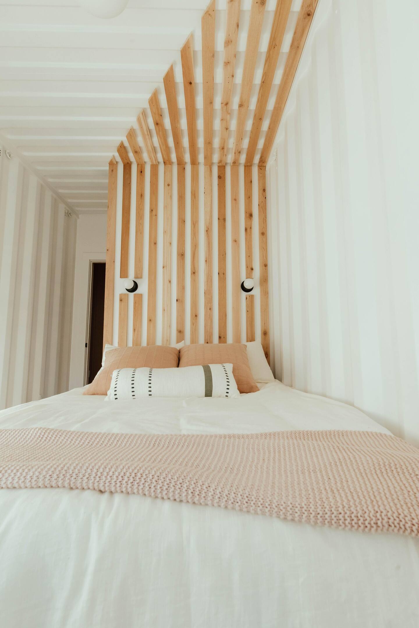 chambre tête de lit tasseaux de bois