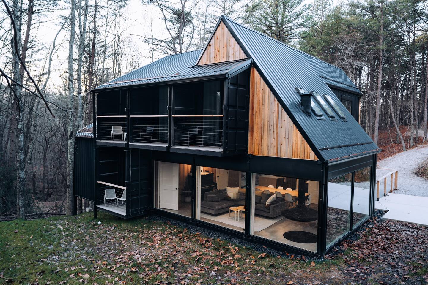 Une maison container avec deux cheminées design chez Airbnb