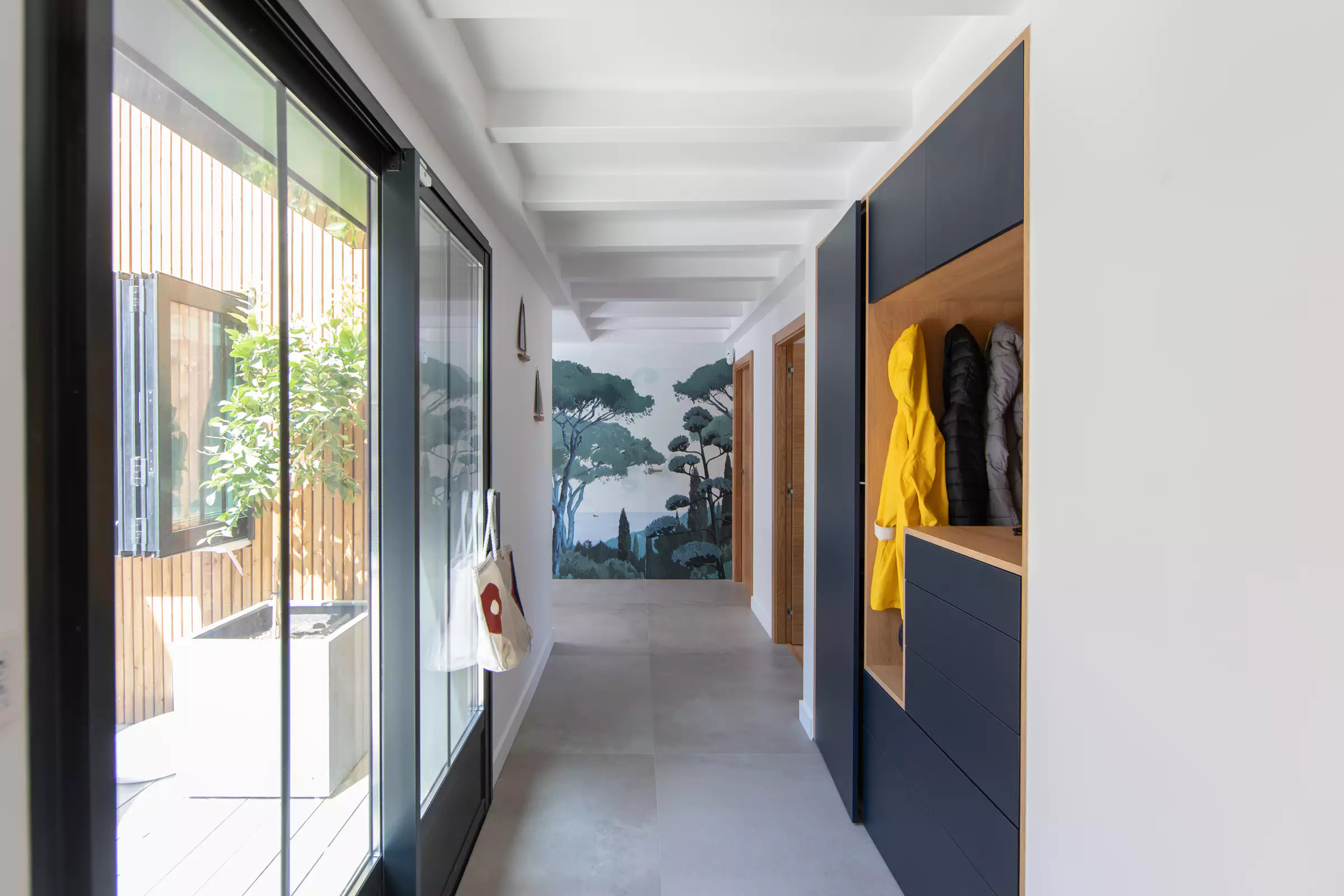 couloir avec papier peint panoramique